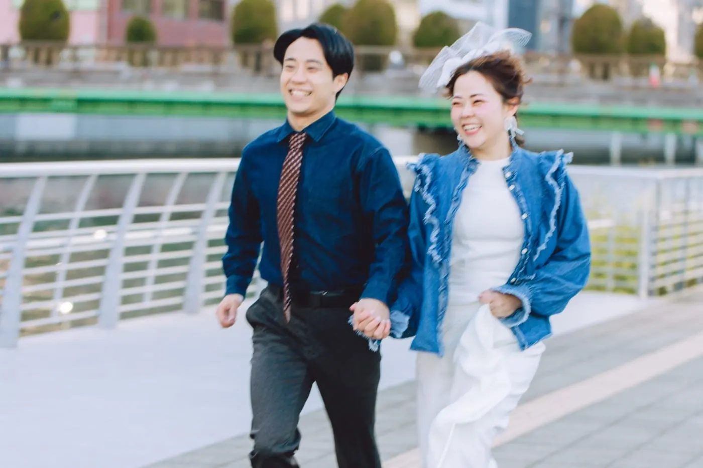 川沿いを歩くカップル